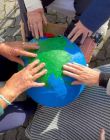 mani che toccano il mondo